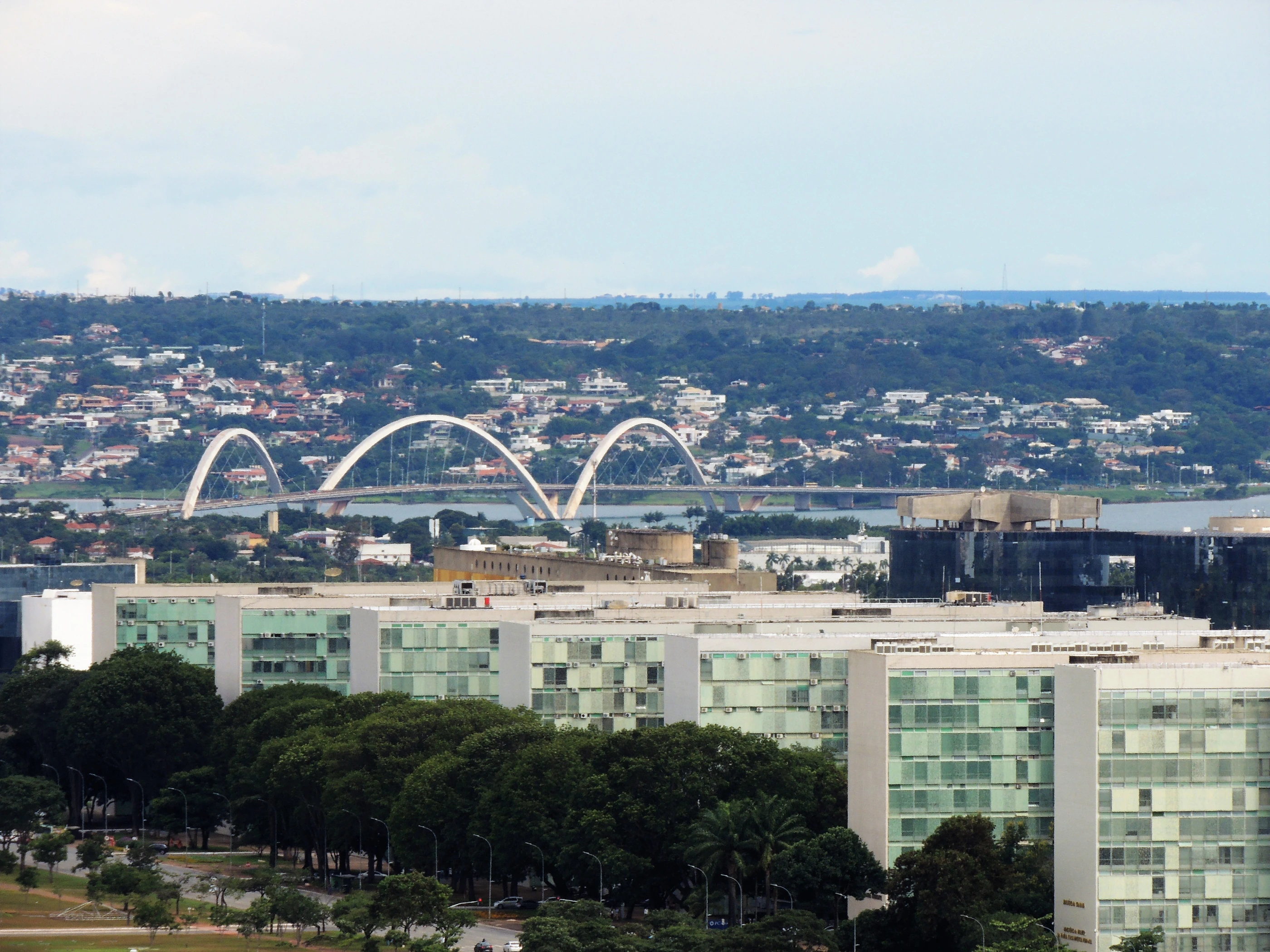 Ponte Juscelino Kubitschek e paisagem urbana de Brasília